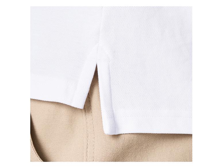 Weißes Poloshirt mit Seitenschlitz am Saum, getragen mit Khakihose.