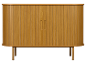 Helles Holz Sideboard mit Rolltüren und geschnitzten Griffen, auf schlanken Beinen.