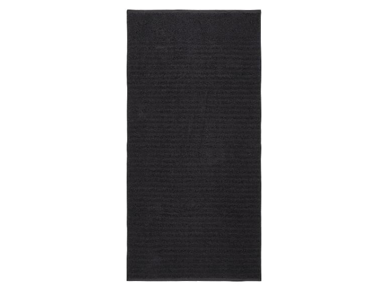 Schwarze Badematte mit horizontalen Streifen