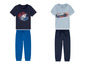 Zwei Sets Kinderkleidung mit T-Shirts mit Auto-Prints und passenden Jogginghosen.