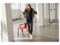 Frau in dunkler ESMARA Jeggings, schwarzem T-Shirt und Leopardenjacke.