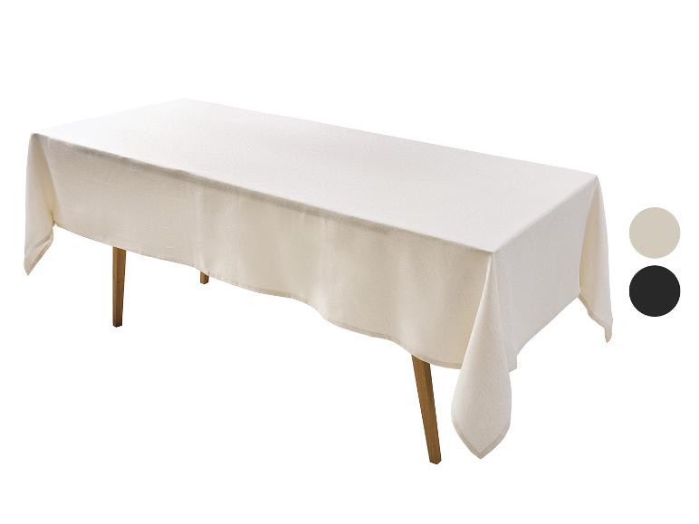 Rechteckige cremefarbene Tischdecke mit zwei Farbmustern auf einem Holztisch