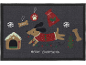 Weihnachtsfußmatte mit Hund im Pullover, Lebkuchenhaus und dem Text „MERRY EVERYTHING“.