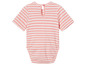 Ein rosa gestreiftes Baby-Bodysuit mit kurzen Ärmeln.