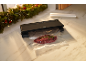 Vakuumiergerät mit vakuumverpacktem Rindfleisch und Rosmarin auf einer Marmoroberfläche.