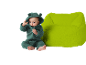 Baby in grünem Kapuzenoverall und limettengrünem Sitzsack.