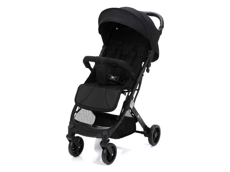 Schwarzer Kinderwagen mit Verdeck und Sicherheitsgurt auf weißem Hintergrund.