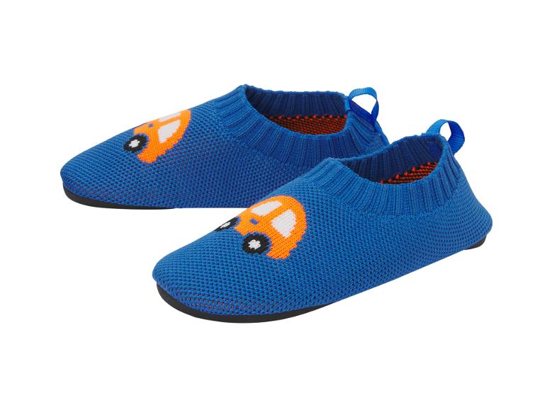 Blaue Kinderhausschuhe mit Auto-Design und rutschfester Sohle.