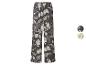 Weite Hose mit Blumen- und Fruchtmuster auf dunkelgrauem Hintergrund, mit zwei Farbmustern.
