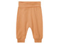 Orangefarbene Babyhose