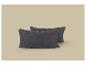 Zwei dunkelgraue rechteckige Kissen auf beigem Hintergrund.