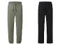 Zwei Jogginghosen, eine olivgrüne mit elastischen Bündchen und eine schwarze mit geraden Bündchen