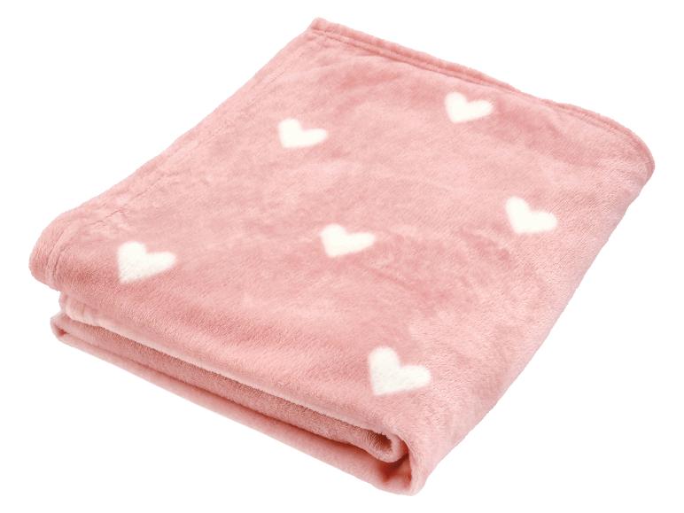Gefaltete rosa Decke mit weißen Herzen