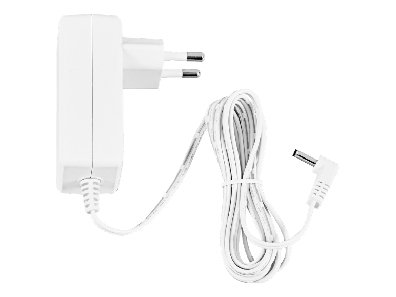 Weißes Netzteil mit europäischem Stecker und aufgerolltem Kabel mit DC-Anschluss.