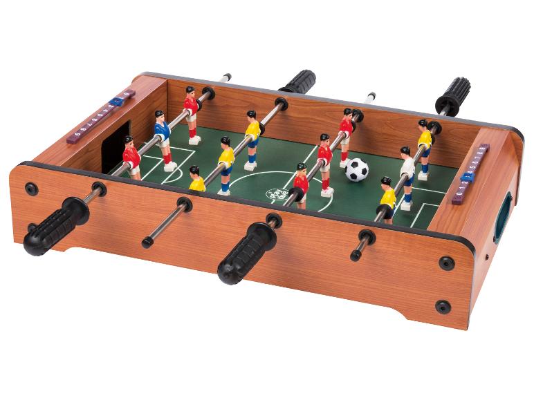Ein Tischfußballspiel mit Holzrahmen und Spielfiguren in Rot, Gelb und Blau.