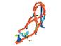 Hot Wheels Rennbahn mit Loopings und einem Spielzeugauto.