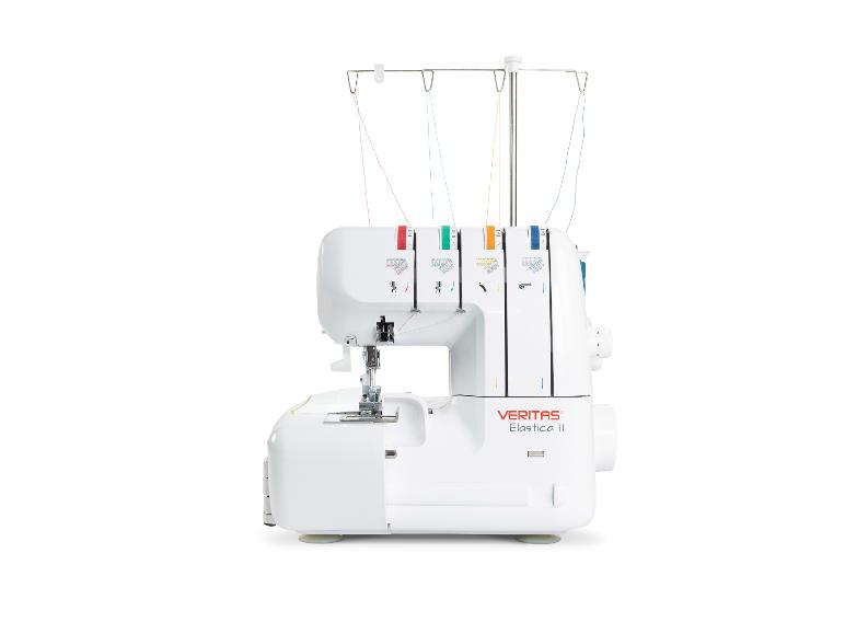 Weiße Overlock-Nähmaschine mit farbigen Fäden und Einfädeldetails.