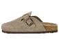 Beiger Wildleder-Clog mit Metallschnalle und Korksohle.
