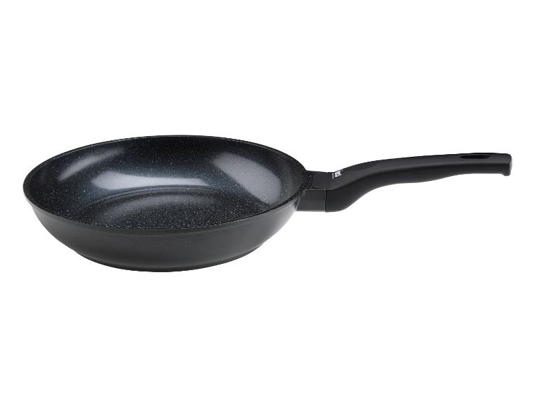 Schwarze Antihaft-Bratpfanne mit ergonomischem Griff.