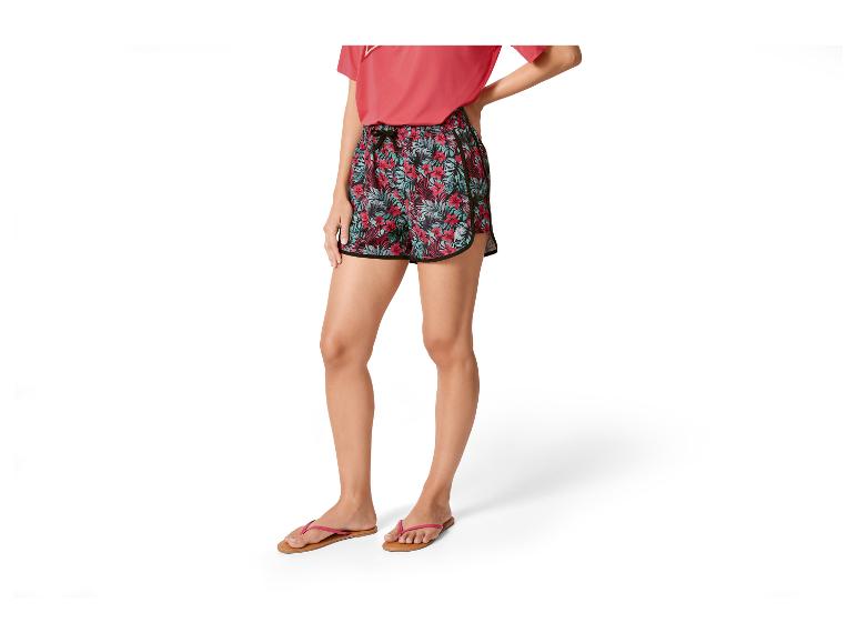 Shorts mit tropischem Muster und Flip-Flops: Sommerkleidung.