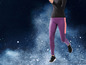 Sportliche Leggings und Sneaker vor winterlicher Kulisse.