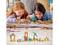 Zwei Kinder spielen mit LEGO Friends Sets mit Welpen und einem Spielplatz.