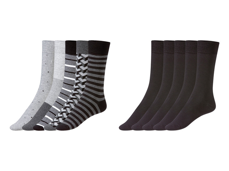 Schwarze Socken und Socken mit Streifen und Punkten.