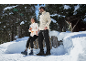 Zwei Personen in Fleecejacken und Wanderhosen in einer verschneiten Landschaft.