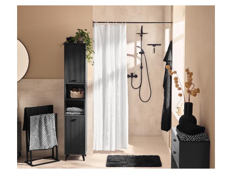 Stilvolles Badezimmer mit modernen schwarzen Möbeln und Duschbereich von LIVARNO home.