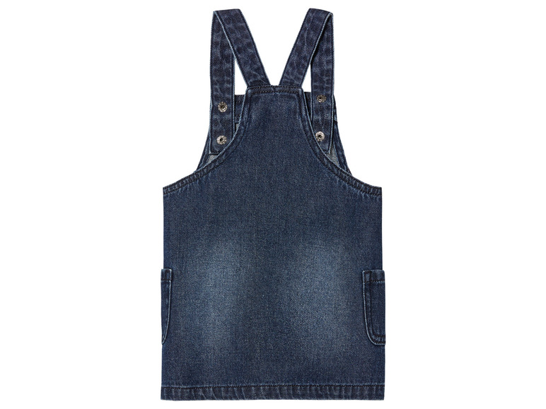 Ein blaues Jeanskleid mit Trägern.