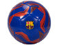 Blauer Fußball mit rotem Streifendesign und Wappenlogo.