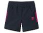 Dunkelblaue Shorts mit pinken Seitenpaneelen und einem kleinen pinken Logo-Patch.