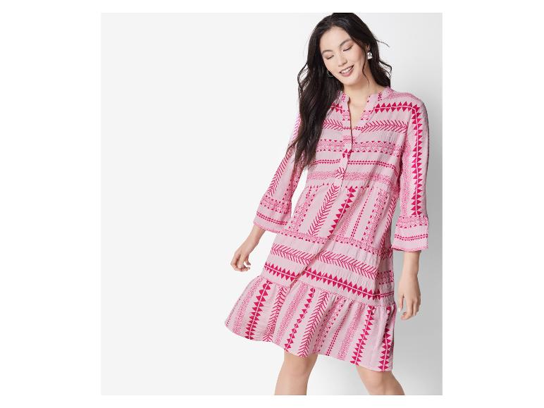 Rosa Kleid mit rotem geometrischem Muster.