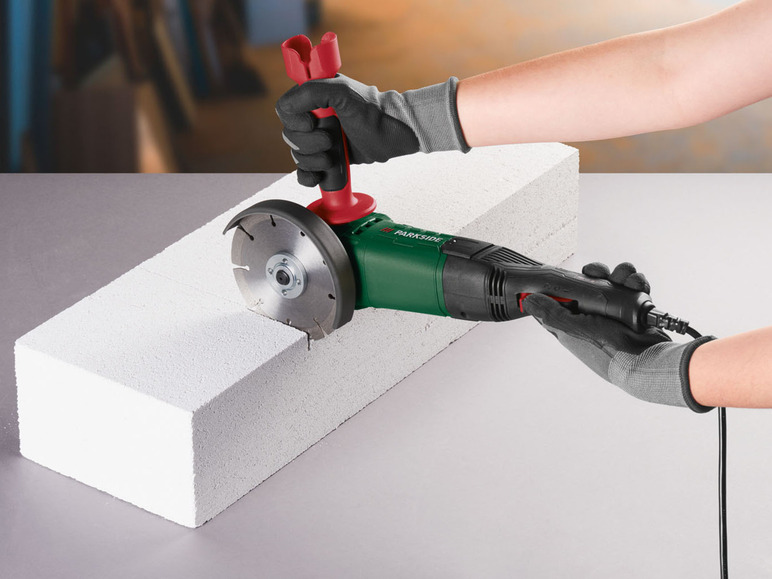 Eine Person verwendet eine Parkside Winkelschleifer zum Schneiden eines Blocks.