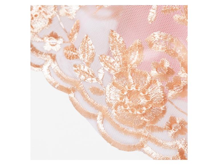 Beige Blumen, die auf weißen Tüll gestickt sind.