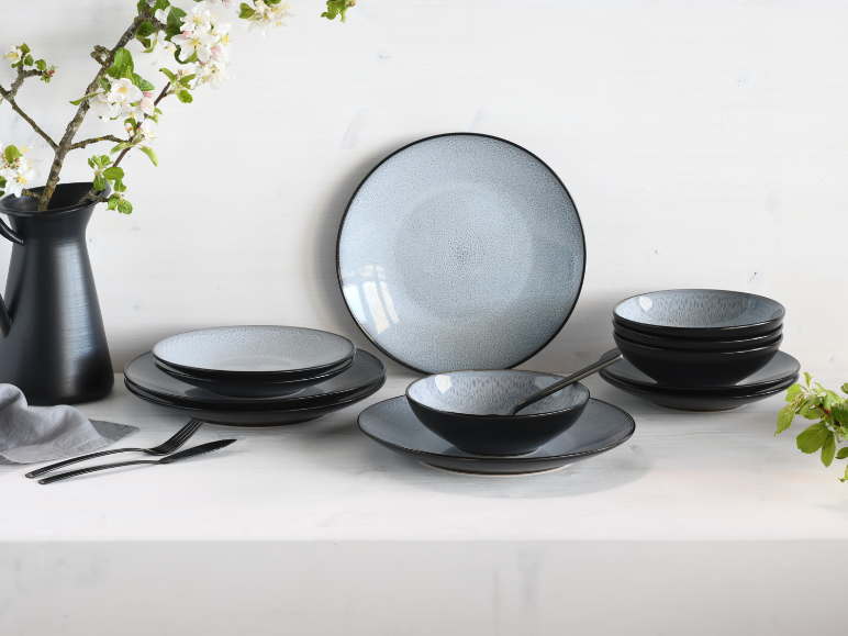 Set aus Keramiktellern und -schalen in Schwarz und Grau.