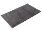 Dunkelgrauer rechteckiger flauschiger Teppich auf weißem Hintergrund