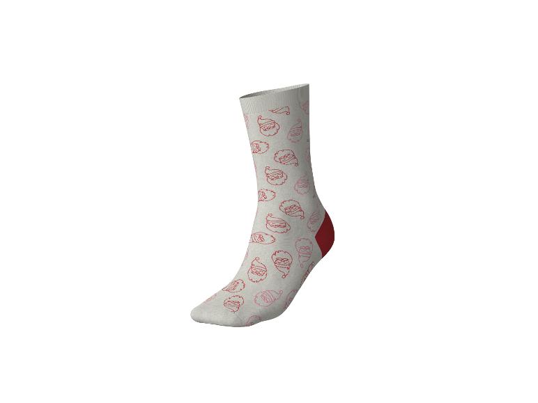 Graue Socke mit rotem Weihnachtsmannmuster und roter Ferse