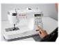 Singer CE677 Elite Nähmaschine: weißes Modell mit digitalem Display.