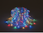 Mehrfarbige LED-Lichterkette auf dunklem Hintergrund aufgerollt.