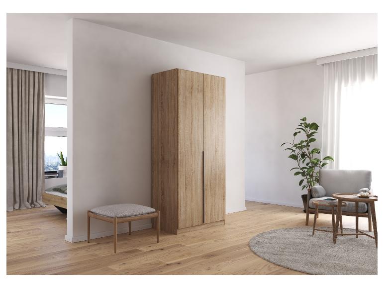 Heller Holzschrank, Hocker und Beistelltische in modernem Ambiente.