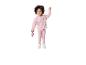 Lächelndes Mädchen in rosa Sweatshirt und Leggings hält ein rosa Spielzeugauto.