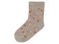 Beige Socken mit rosa Herzen und roten Sternen.