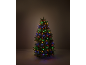 Weihnachtsbaum mit bunten Lichterketten vor dunklem Hintergrund.