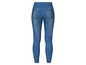 Eine blaue Skinny Jeans, von hinten gesehen.