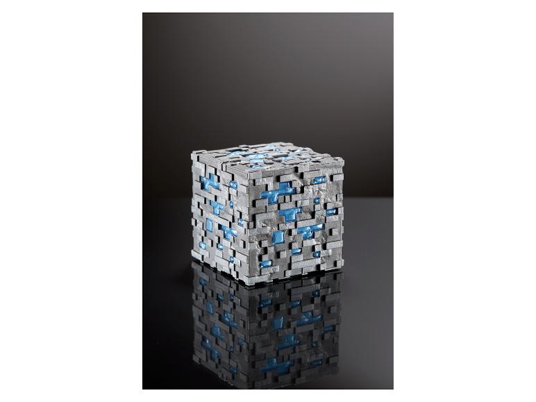 The Noble Collection Minecraft leuchtender Diamanterz-Block auf einer reflektierenden Oberfläche