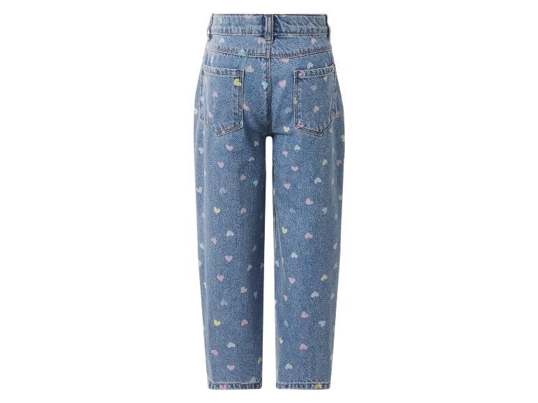 Blaue Jeans mit bunten Herzmustern, Rückansicht.