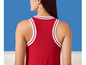 Eine Frau trägt ein rotes Tanktop mit weißen Streifen.