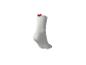 Weißer Socken mit einem roten Herzmotiv am oberen Bündchen.