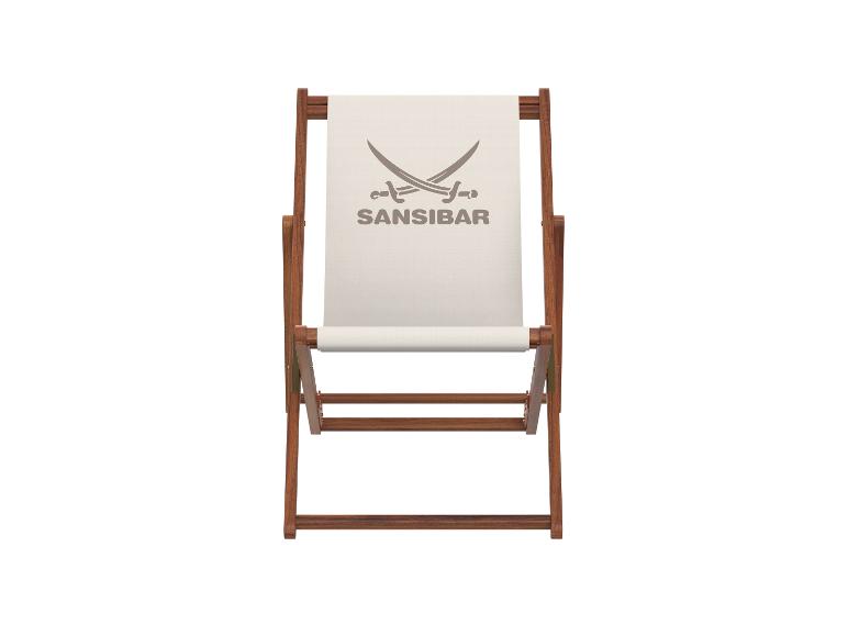 Beiger Strandstuhl mit Holzrahmen und gekreuzten Säbeln-Logo mit dem Text „SANSBAR“.